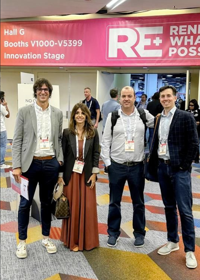 Imagen de compañeros de Sunner y CEO en la feria RE+ en USA